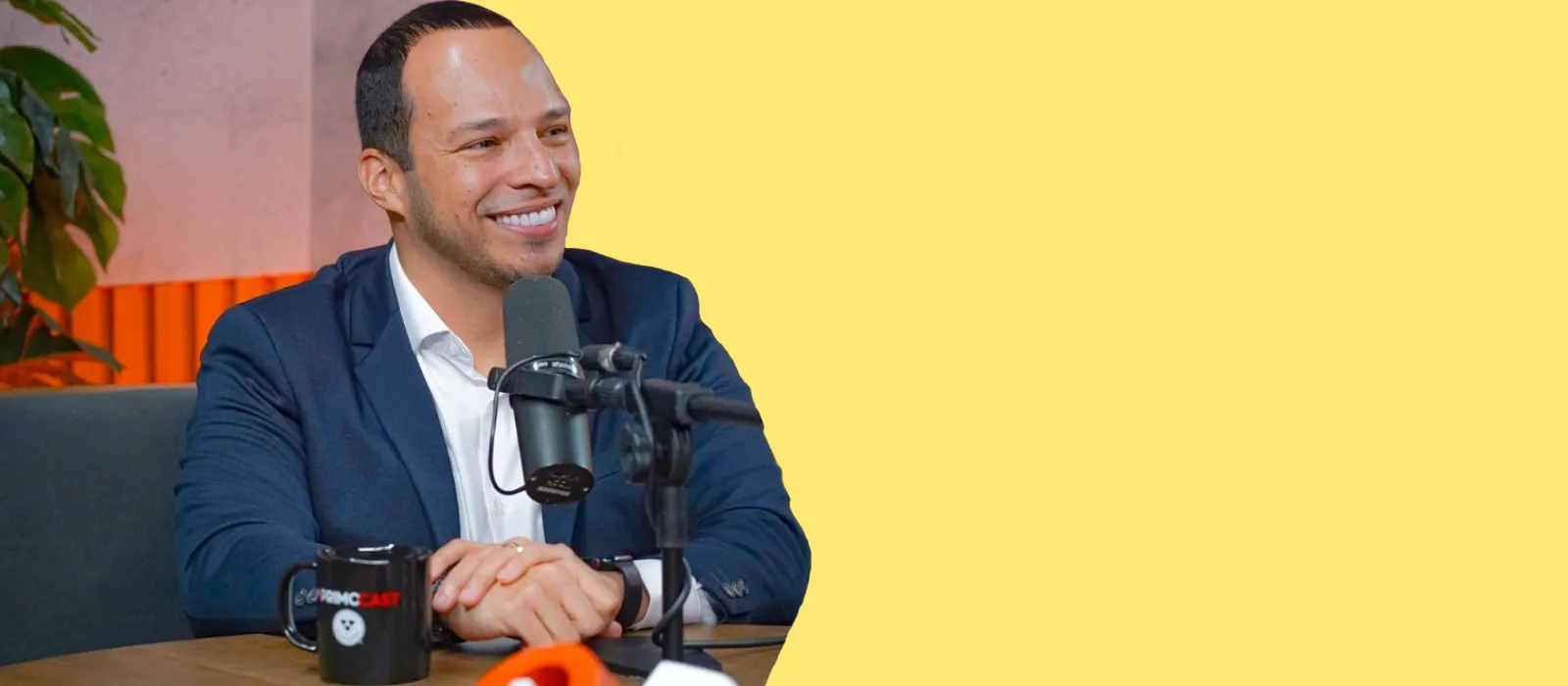 Foto do Leanderson Reis em um podcast