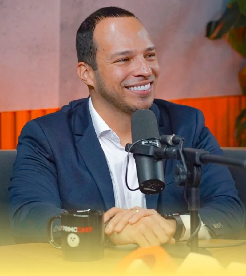 Foto do Leanderson Reis em um podcast